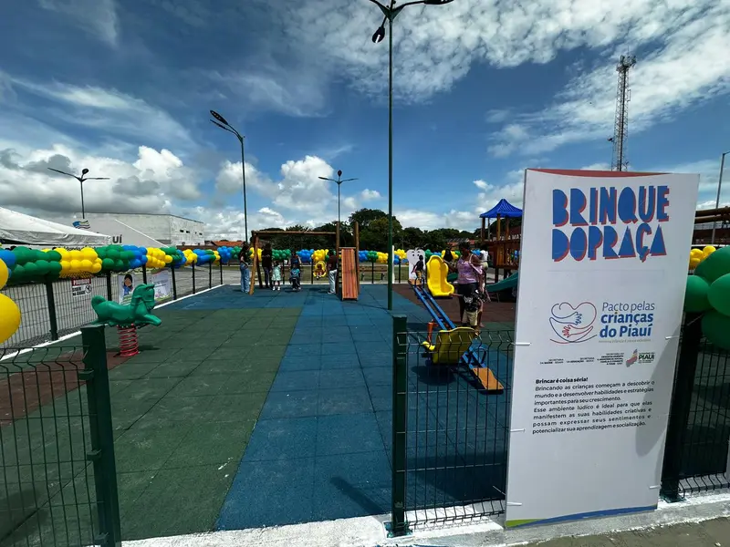 Rafael Fonteles inaugura brinquedopraça e escolas em Lagoa do Piauí