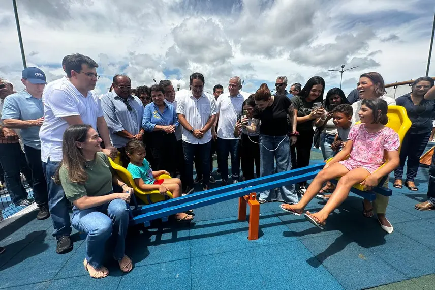 Rafael Fonteles inaugura brinquedopraça e escolas em Lagoa do Piauí