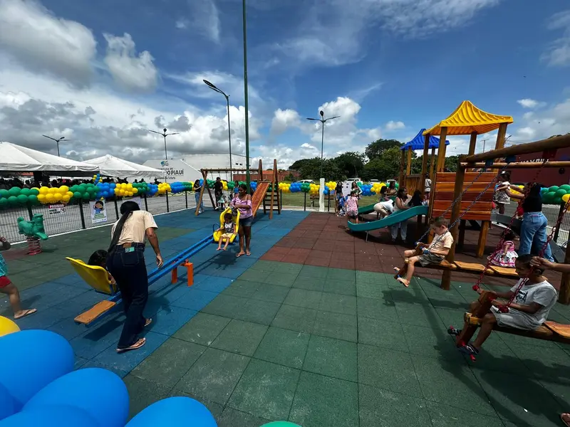 Rafael Fonteles inaugura brinquedopraça e escolas em Lagoa do Piauí