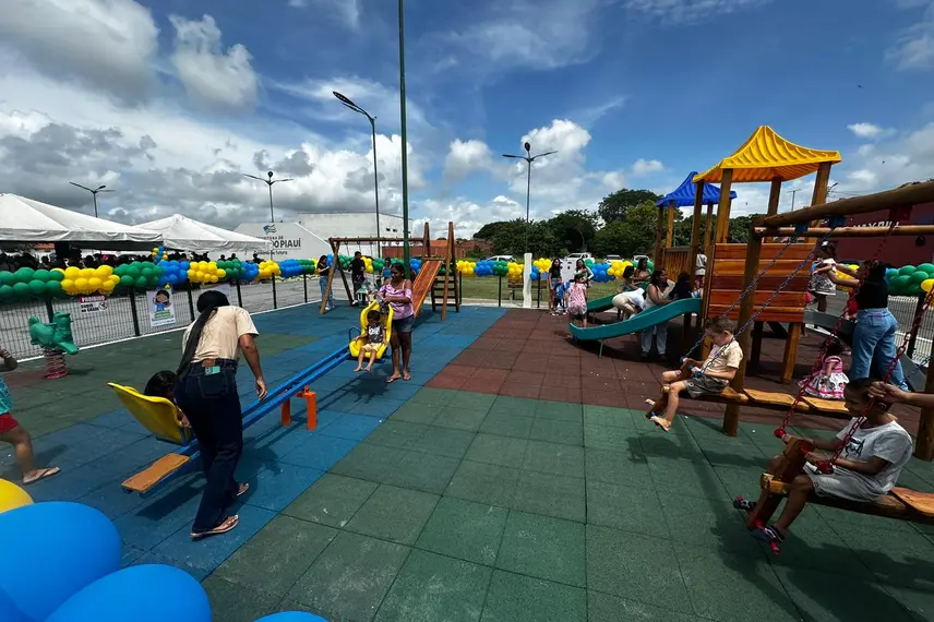 Rafael Fonteles inaugura brinquedopraça e escolas em Lagoa do Piauí