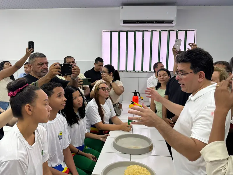 Rafael Fonteles inaugura brinquedopraça e escolas em Lagoa do Piauí