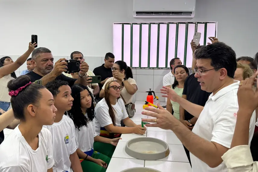 Rafael Fonteles inaugura brinquedopraça e escolas em Lagoa do Piauí