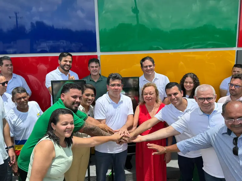 Rafael Fonteles inaugura brinquedopraça e escolas em Lagoa do Piauí