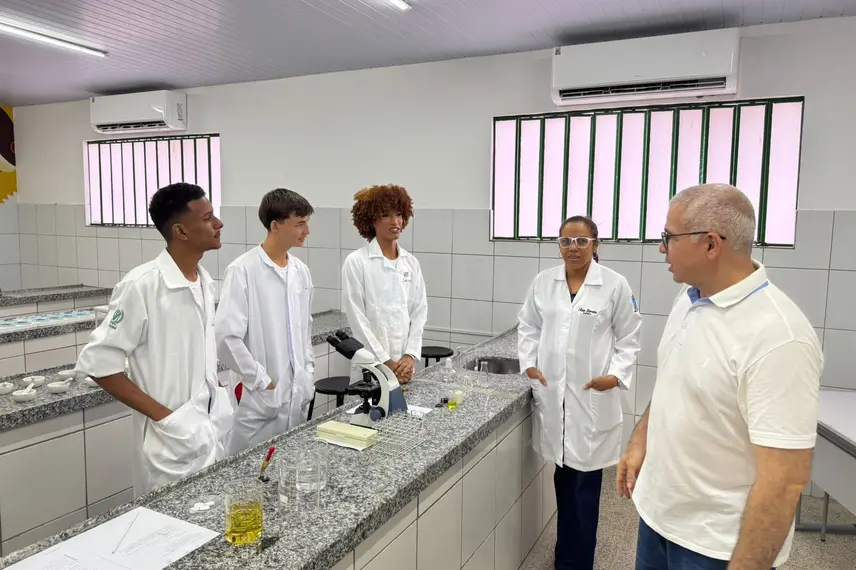 Rafael Fonteles inaugura brinquedopraça e escolas em Lagoa do Piauí