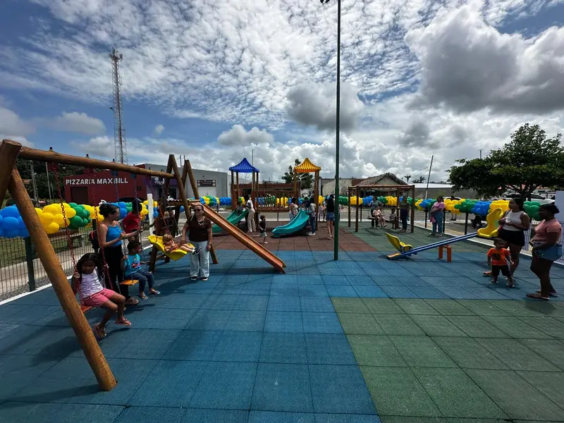 Rafael Fonteles inaugura brinquedopraça e escolas em Lagoa do Piauí