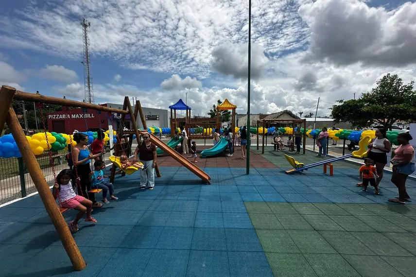Rafael Fonteles inaugura brinquedopraça e escolas em Lagoa do Piauí