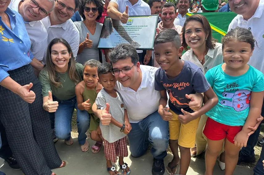 Rafael Fonteles inaugura brinquedopraça e escolas em Lagoa do Piauí