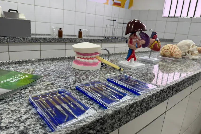 Rafael Fonteles inaugura brinquedopraça e escolas em Lagoa do Piauí