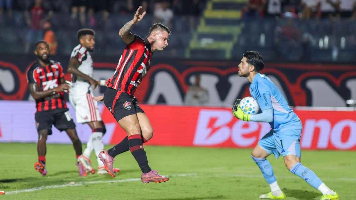 Rossi, goleiro do Flamengo, faz defesa durante partida contra o Vitória, no Barradão, pelo Campeonato Brasileiro