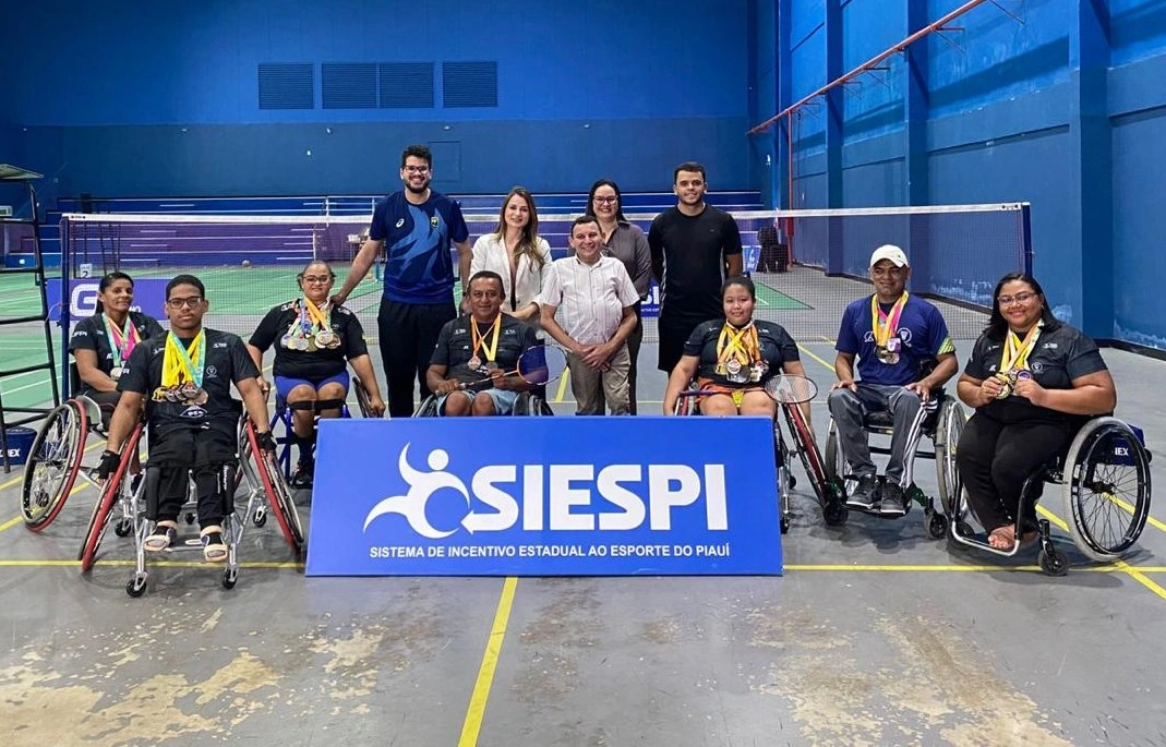 Secretaria dos Esportes entrega cadeiras adaptadas a paratletas de badminton