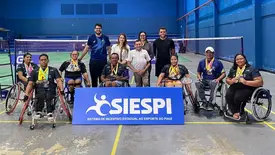Secretaria dos Esportes entrega cadeiras adaptadas a paratletas de badminton (Foto: Ascom Secepi)
