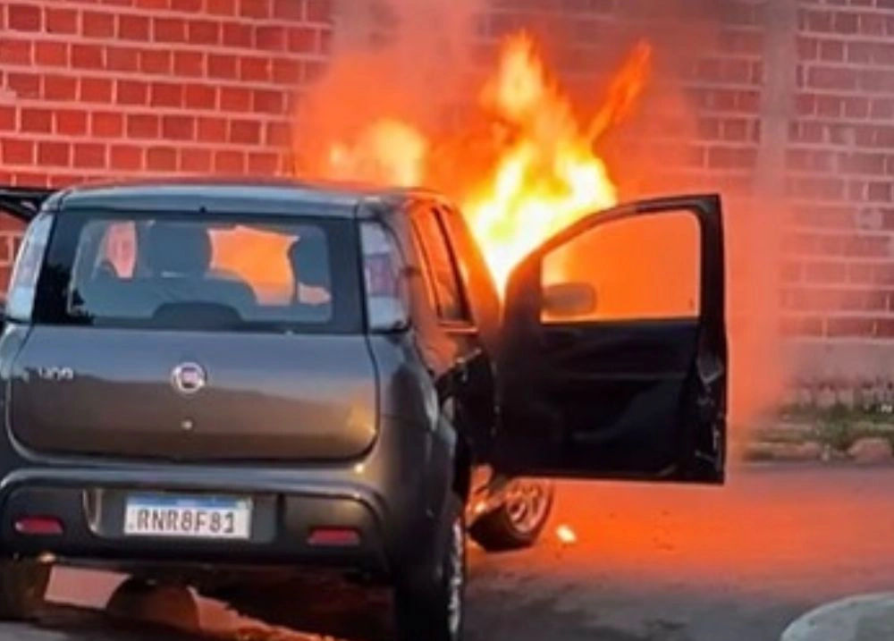 Veículo pega fogo em avenida de Boqueirão do Piauí nesta segunda