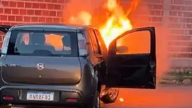 Veículo pega fogo em avenida de Boqueirão do Piauí nesta segunda (Foto: Reprodução)