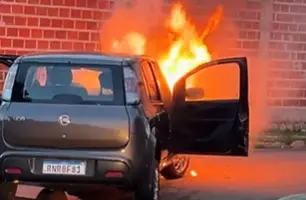 Veículo pega fogo em avenida de Boqueirão do Piauí nesta segunda (Foto: Reprodução)