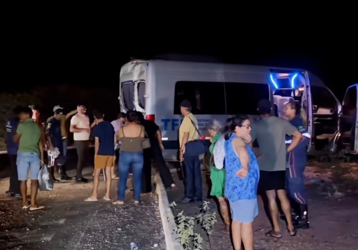 Veículo transportava pacientes para tratamento fora do domicílio; ninguém ficou ferido