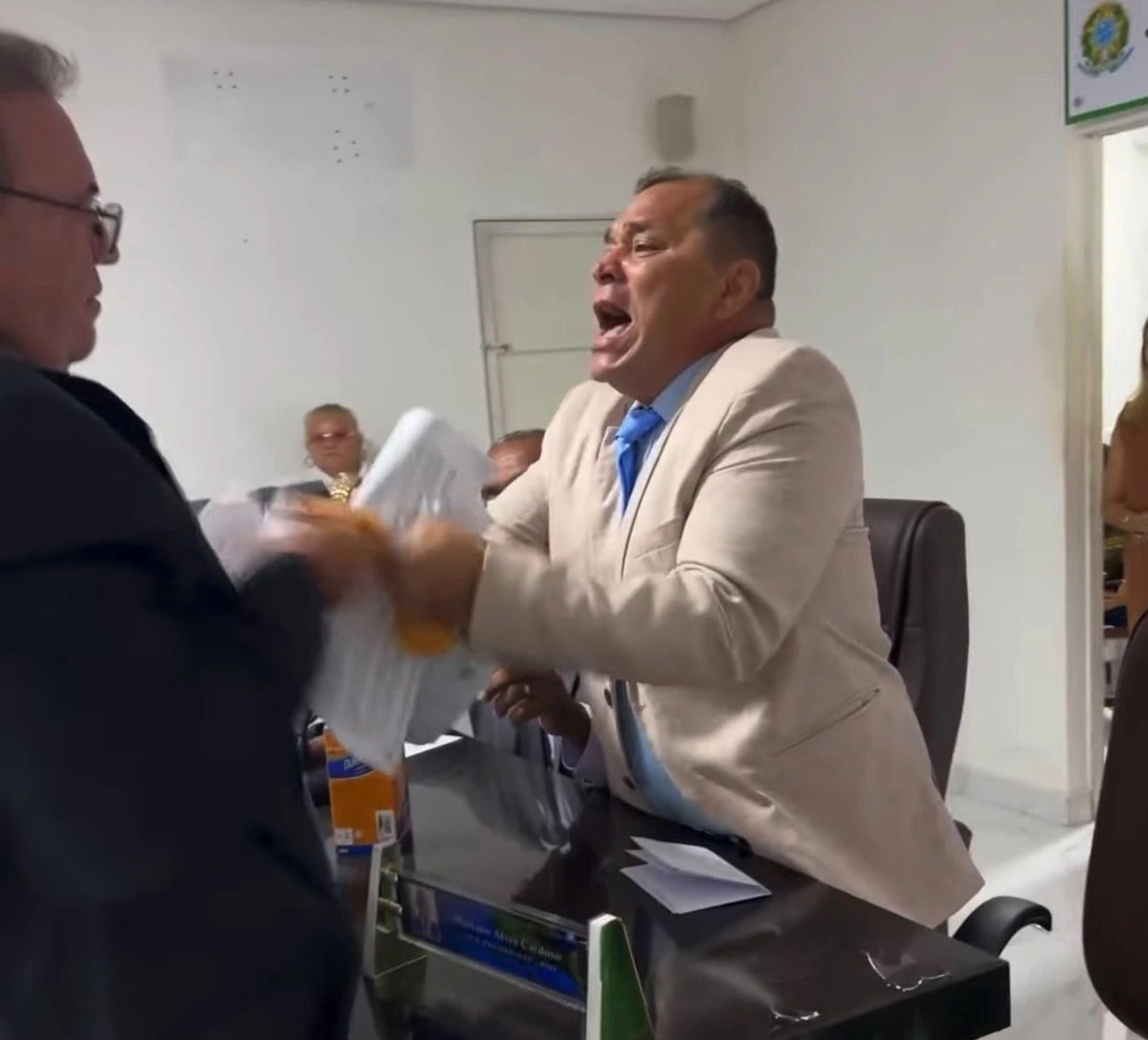 Vereador é acusado de assédio e sessão termina em confusão em São João da Serra