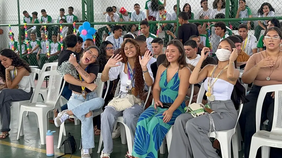 Volta às aulas da rede estadual tem recepção e homenagem a aprovados em Teresina