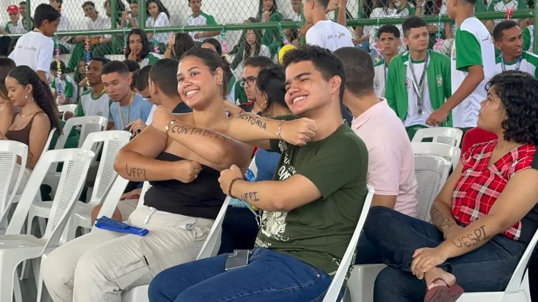 Volta às aulas da rede estadual tem recepção e homenagem a aprovados em Teresina