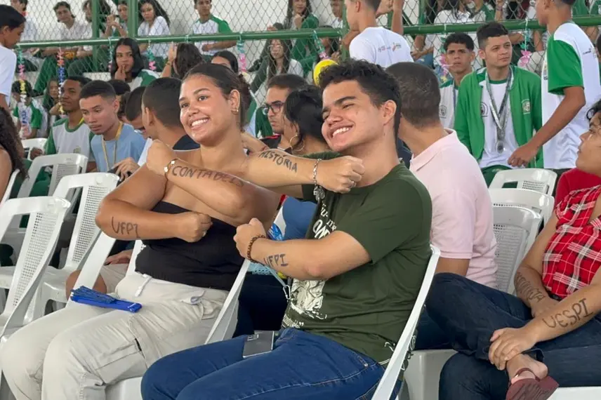 Volta às aulas da rede estadual tem recepção e homenagem a aprovados em Teresina