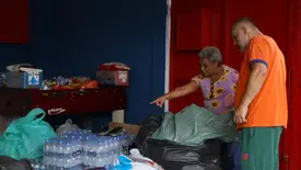 Voluntários recebem doações na Escola Municipal Murilo Mendes, no Alto do Grajaú, em Juiz de Fora (Foto: Tomaz Silva/Agência Brasil)