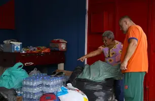 Voluntários recebem doações na Escola Municipal Murilo Mendes, no Alto do Grajaú, em Juiz de Fora (Foto: Tomaz Silva/Agência Brasil)