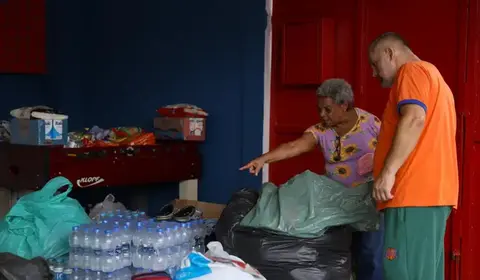 Voluntários recebem doações na Escola Municipal Murilo Mendes, no Alto do Grajaú, em Juiz de Fora