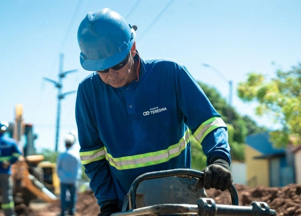 Águas de Teresina instala 2km de rede de esgoto em uma semana na capital