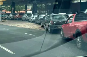 Alta da gasolina gera filas em posto da zona Sul de Teresina (Foto: Thais Vilarinho)