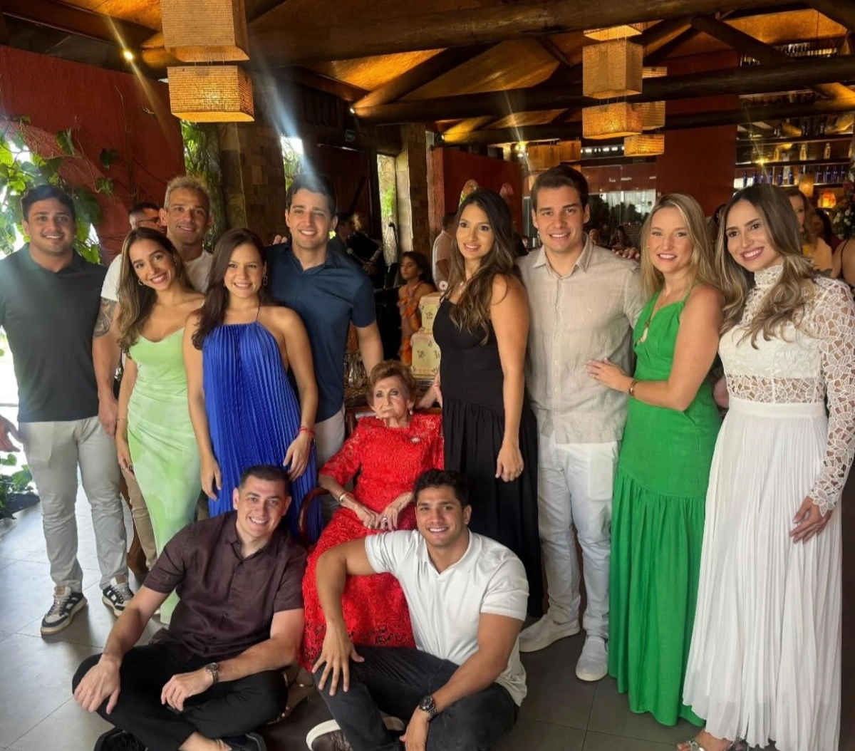Alzira Tapety celebra seus 95 anos ao lado dos netos em noite de festa especial
