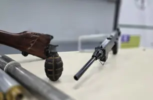 Arsenal de armas irregular é apreendido durante 'Operação Desarme' em Teresina (Foto: Kassio Cavalcante / Conecta Piauí)