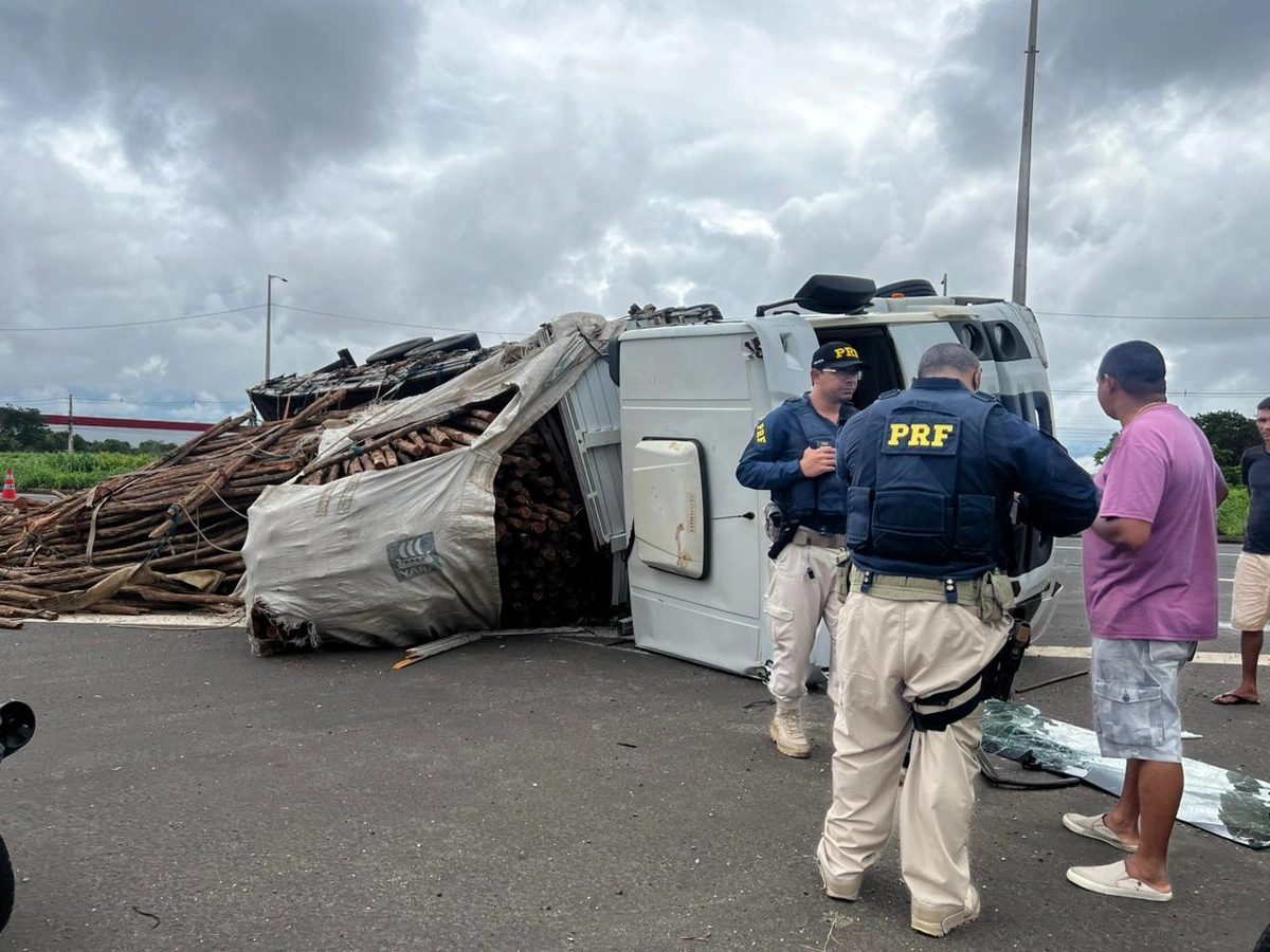 Caminhão com carga de madeiras tomba e atinge poste na BR-316, em Teresina