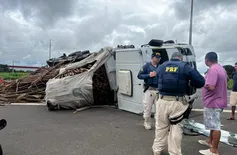 Caminhão com carga de madeiras tomba e atinge poste na BR-316, em Teresina