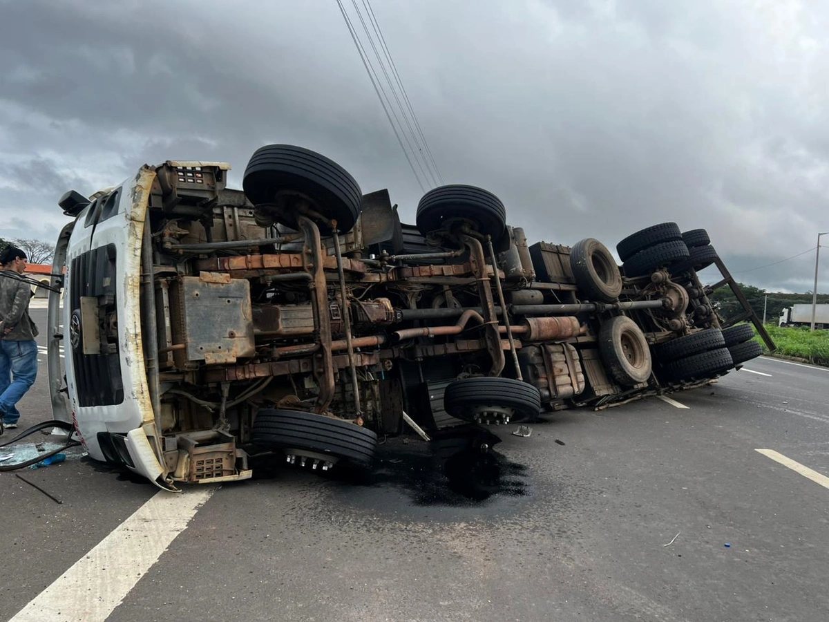 Caminhão com carga de madeiras tomba e atinge poste na BR-316, em Teresina