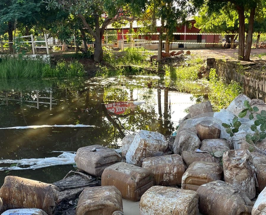 Caminhão com carga tóxica tomba em Bertolínia e Defesa Civil emite alerta
