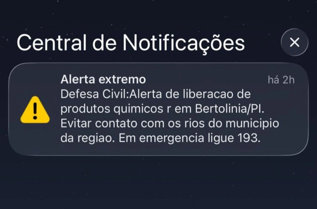 Caminhão com carga tóxica tomba em Bertolínia e Defesa Civil emite alerta