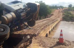 Caminhão tomba em passagem molhada após fortes chuvas em Dom Inocêncio