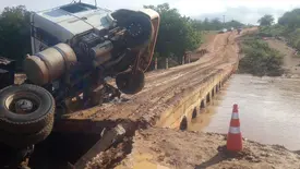 Caminhão tomba em passagem molhada após fortes chuvas em Dom Inocêncio (Foto: Reprodução)