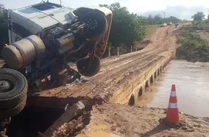 Caminhão tomba em passagem molhada após fortes chuvas em Dom Inocêncio (Foto: Reprodução)
