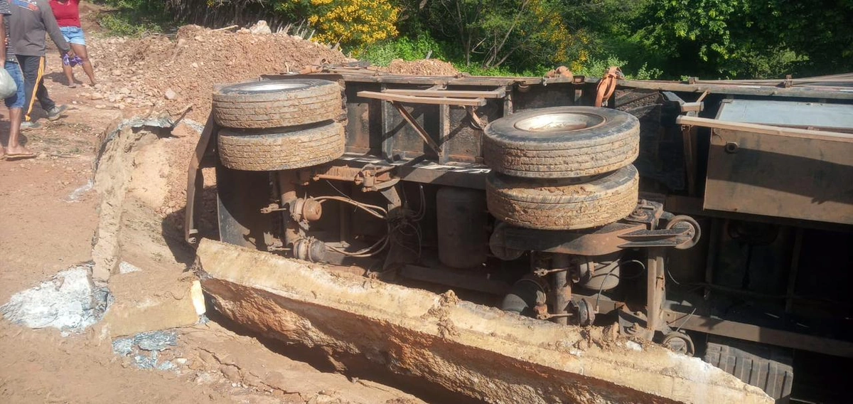 Caminhão tomba em passagem molhada após fortes chuvas em Dom Inocêncio