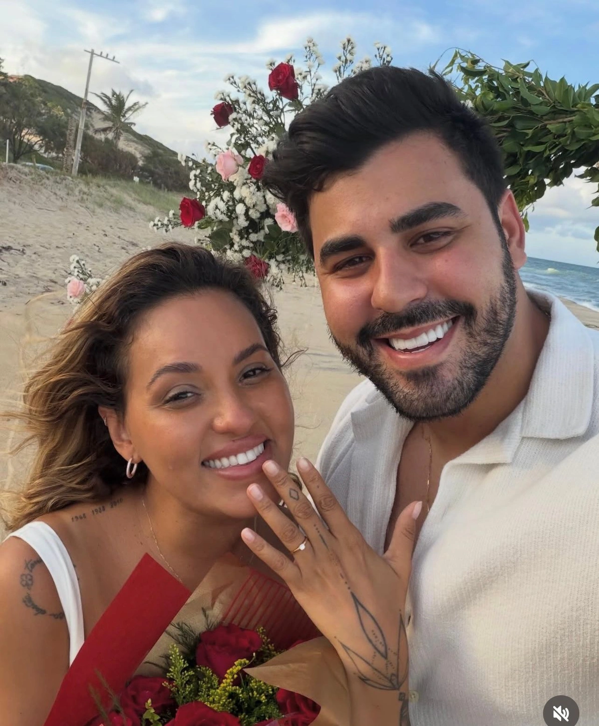 Cantora Yara Tchê fica noiva durante viagem com o namorado Henrique Costa