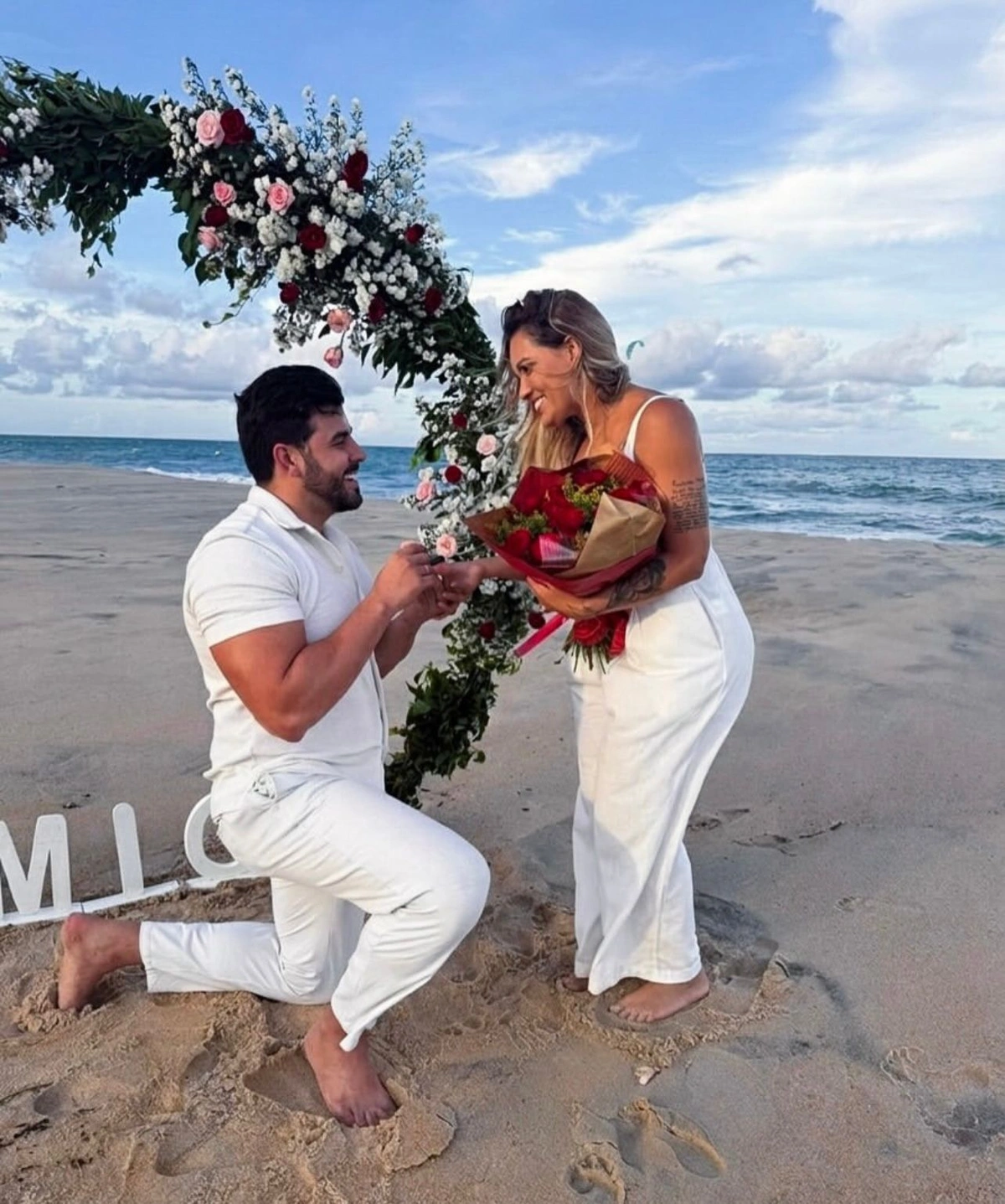 Cantora Yara Tchê fica noiva durante viagem com o namorado Henrique Costa