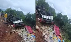 Carreta com carga de ração tomba e deixa ajudante ferido na PI-140, em Floriano