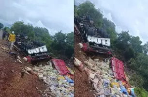 Carreta com carga de ração tomba e deixa ajudante ferido na PI-140, em Floriano (Foto: Reprodução)