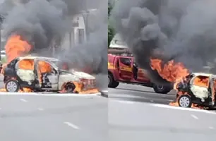 Carro pega fogo e fica completamente destruído na zona Sul de Teresina (Foto: Reprodução)