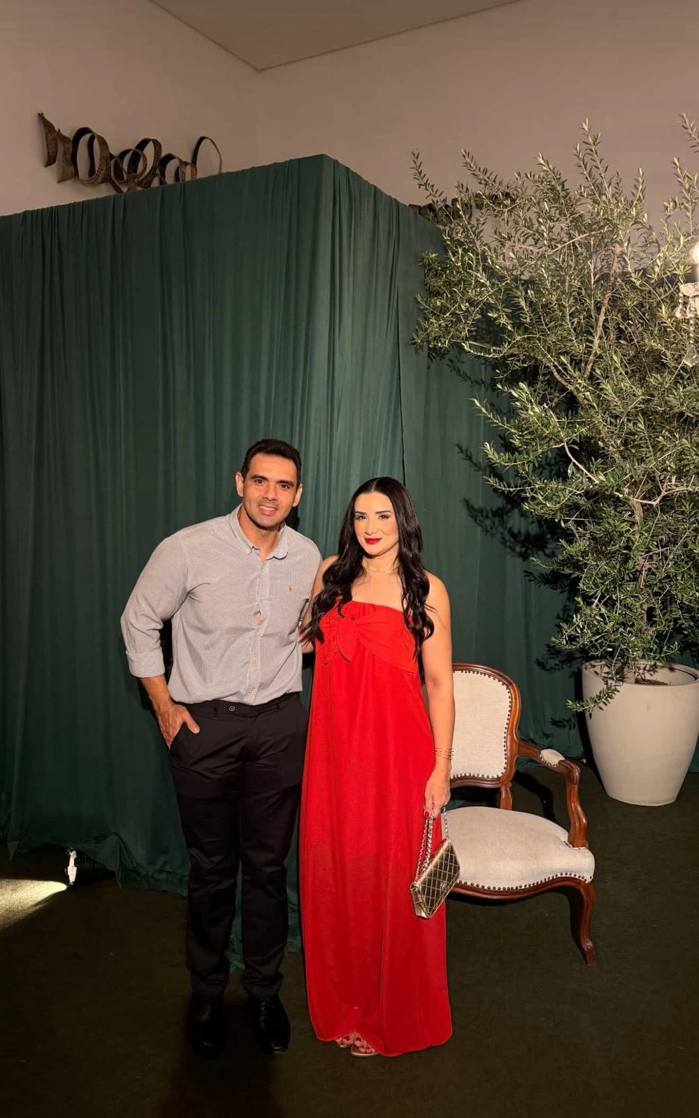 Casal Nayara Moraes Lima e Haroldo Lopes em noite de festa de luxo no Piauí