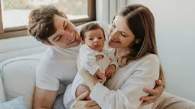 Casal Orlando Nunes e Rebeca Vilarinho com o filho Davi em registro especial (Foto: Instagram)