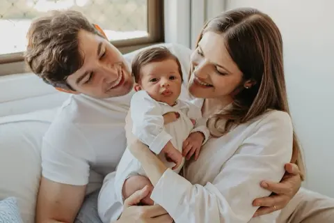 Casal Orlando Nunes e Rebeca Vilarinho com o filho Davi em registro especial