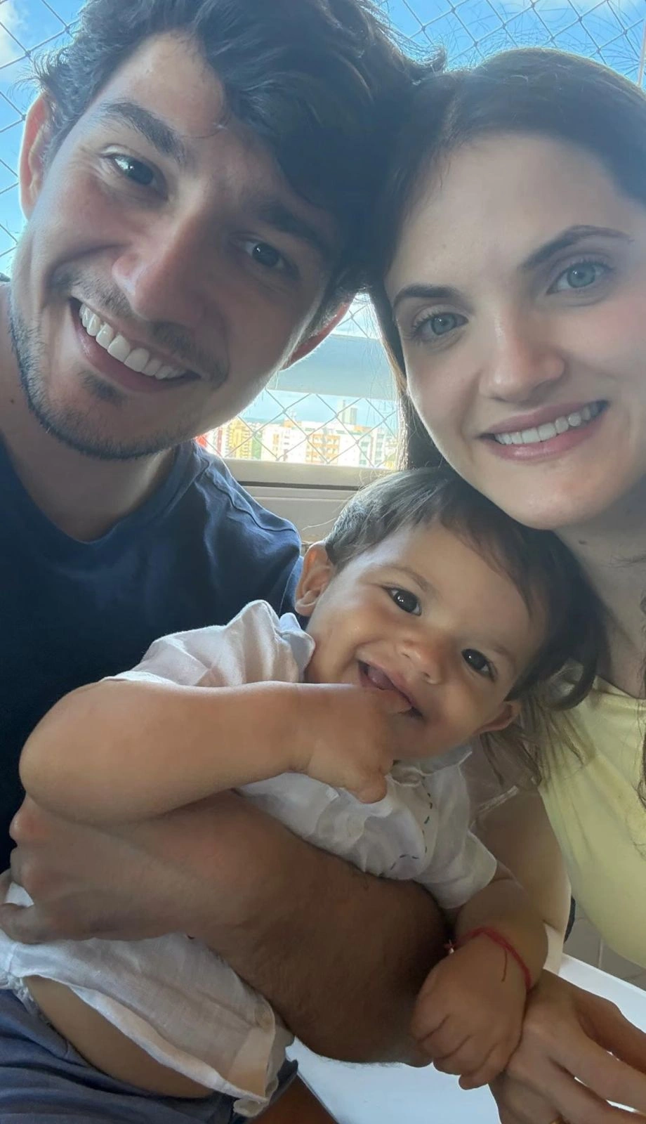 Casal Orlando Nunes e Rebeca Vilarinho com o filho Davi em registro especial