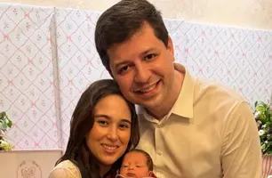 Casal Rafael Alencar e Jordana Pádua estão radiantes com a chegada da filha Celina (Foto: Instagram)