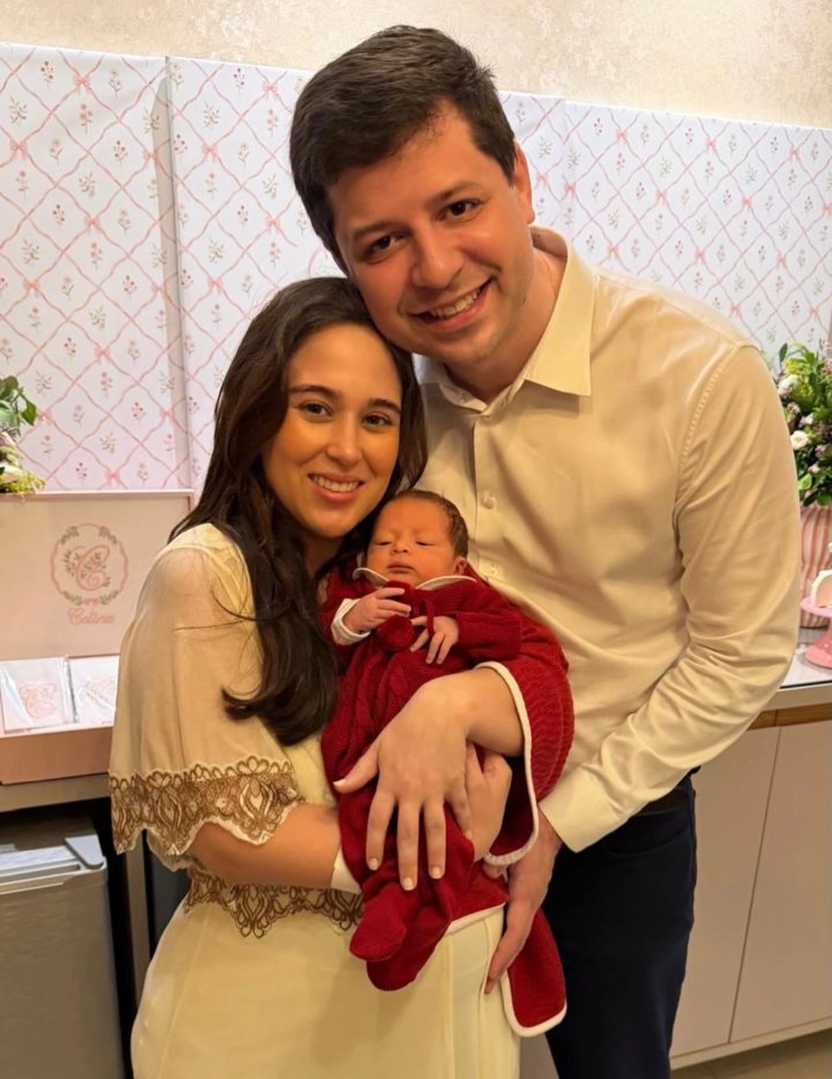 Casal Rafael Alencar e Jordana Pádua estão radiantes com a chegada da filha Celina